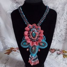 Collier Naïade plastron Haute-Couture crée avec des cabochons turquoise, des cristaux PureCrystal, de la dentelle et des perles diverses